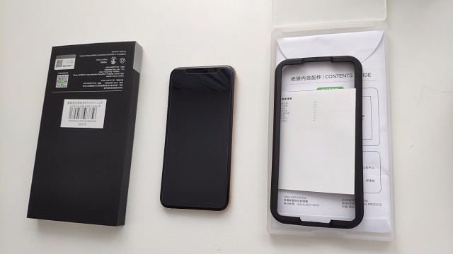 1539856365771030.jpg 教你1分钟学会贴iphone xs钢化膜.jpg