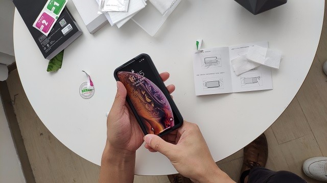 1539856396960726.jpg 教你1分钟学会贴iphone xs钢化膜.jpg